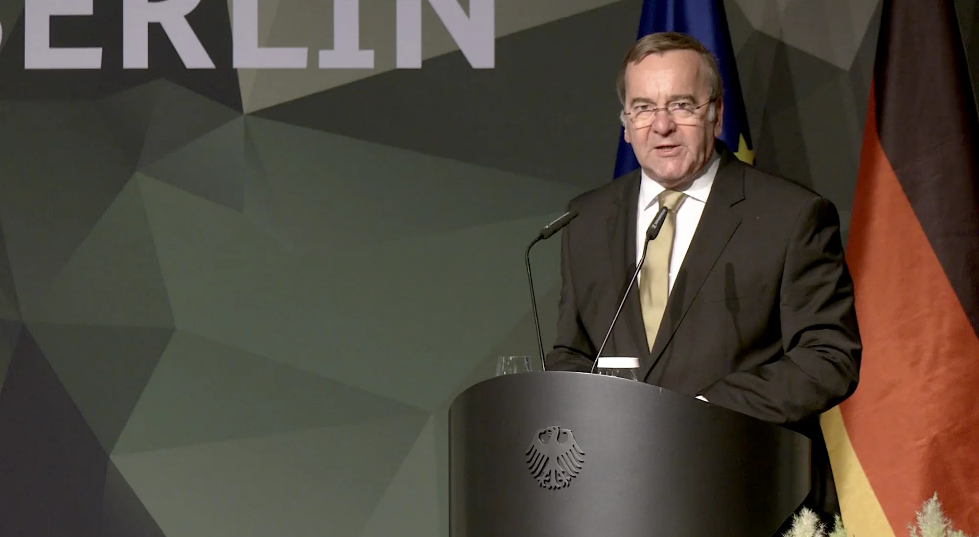 Pistorius: Erfahrene Soldaten länger halten: Bundesminister der Verteidigung Boris Pistorius sprach auf der Bundeswehrtagung 2025 davon, erfahrene Soldatinnen und Soldaten länger in der Truppe zu halten.