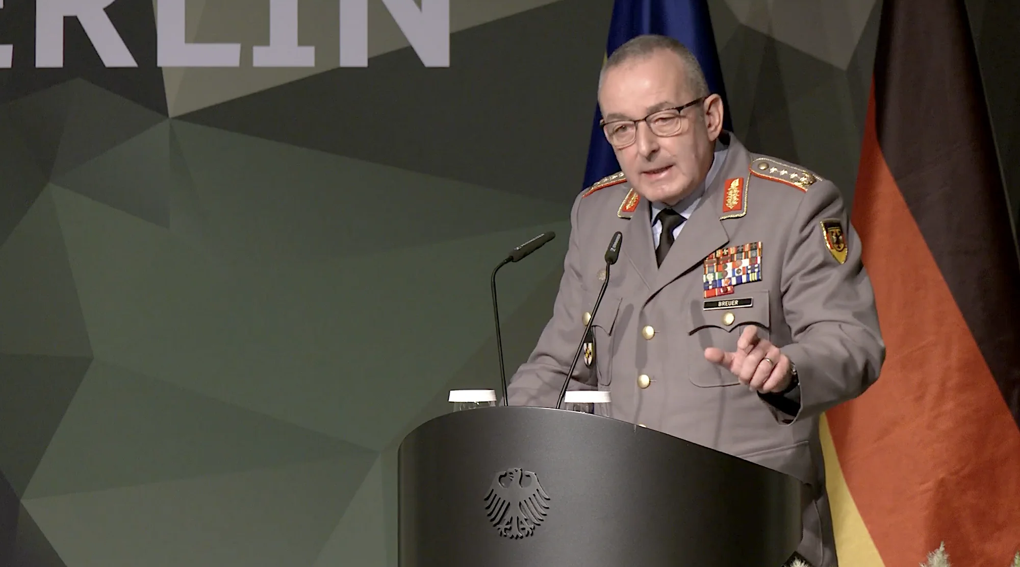 In seiner Rede erinnert der Generalinspekteur der Bundeswehr, General Carsten Breuer, an die aktuelle Bedrohungslage.