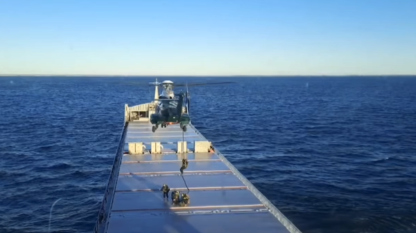 Der finnische Grenzschutz landet an Silvester auf dem mutmaßlich zur russischen Schattenflotte gehörenden Schiff Fitburg, um es zu beschlagnahmen.