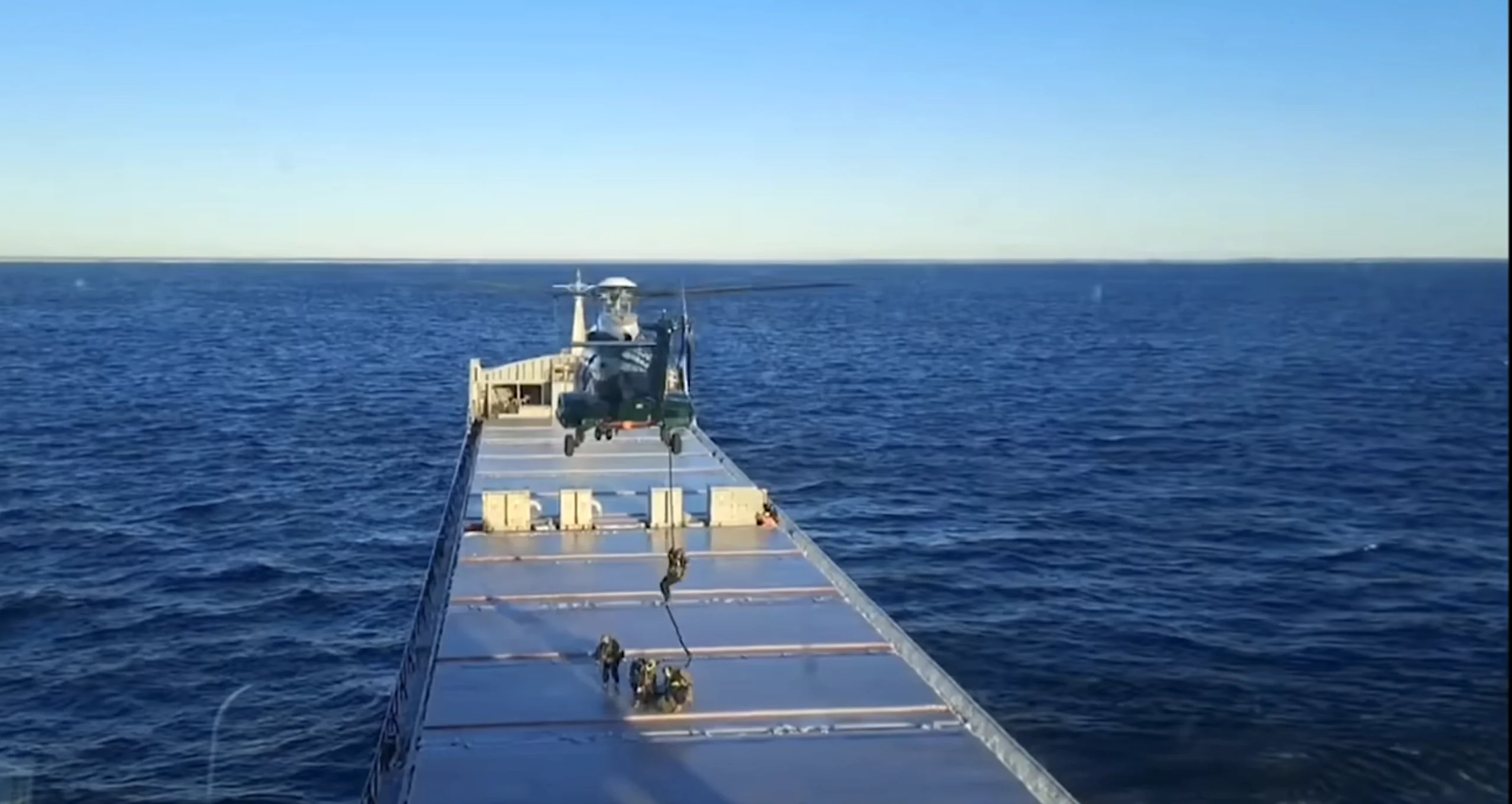 Der finnische Grenzschutz landet an Silvester auf dem mutmaßlich zur russischen Schattenflotte gehörenden Schiff Fitburg, um es zu beschlagnahmen.