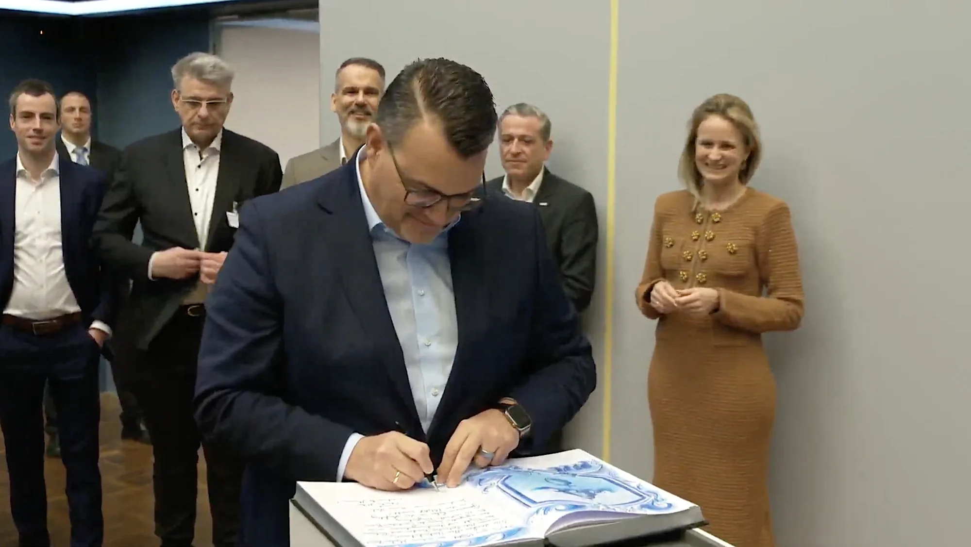 TKMS-CEO Oliver Burkhard trägt sich ins Signing Book der Deutschen Börse ein.