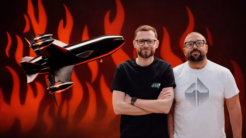 Srdjan Kovacevic (l.), Mitgründer von ORQA, und Yaroslav Gryshyn, Mitgründer von General Cherry, vor einer ukrainischen Interceptordrohne Bullet.