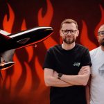 Srdjan Kovacevic (l.), Mitgründer von ORQA, und Yaroslav Gryshyn, Mitgründer von General Cherry, vor einer ukrainischen Interceptordrohne Bullet.