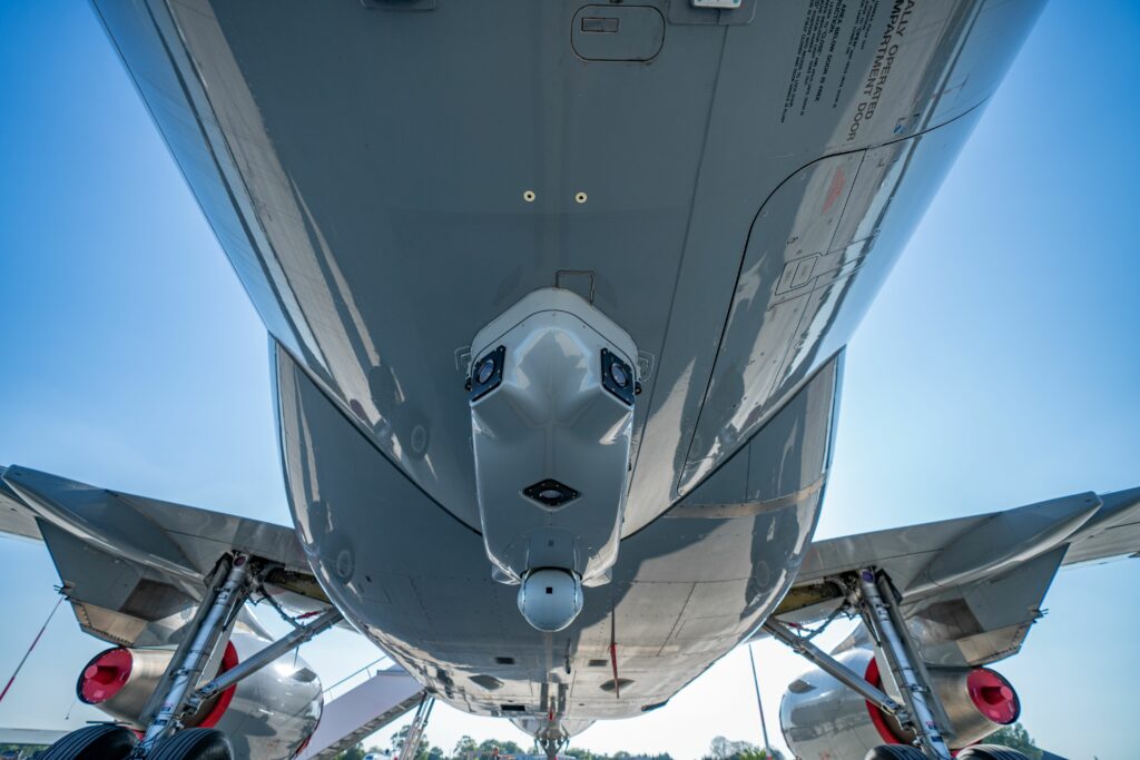 Das SPREOS DIRCM-System von Bird AeroSystems montiert unter einem einem Airbus A319