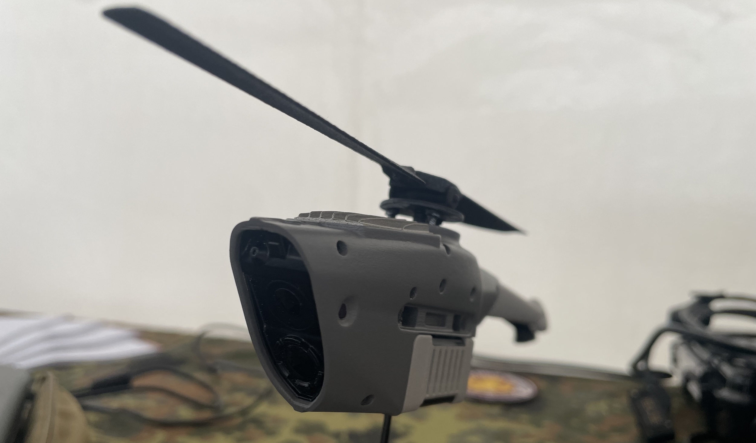 Die neuste Generation der Teledyne FLIR Nano-Drohne Black Hornet 4 auf den Teuto Defence Germany Behördentagen und Live Fire Days 2024.