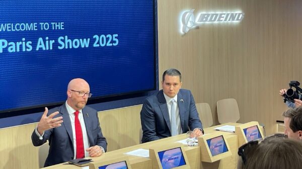 Steve Parker, Interims-Präsident und Geschäftsführer Boeing Defense, Space & Security sowie Bernd Peters, Vide President Development & Strategy (v.l.n.r.), informierten über den Sachstand unter anderem beim australischen MQ-28 Ghost Bat.
