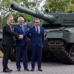 Der deutsche Verteidigungsminister Boris Pistorius, der CEO von Rheinmetall, Armin Papperger, und der französische Verteidigungsminister Sébastien Lecornu beim Besuch des Rheinmetall-Werks in Unterlüß.