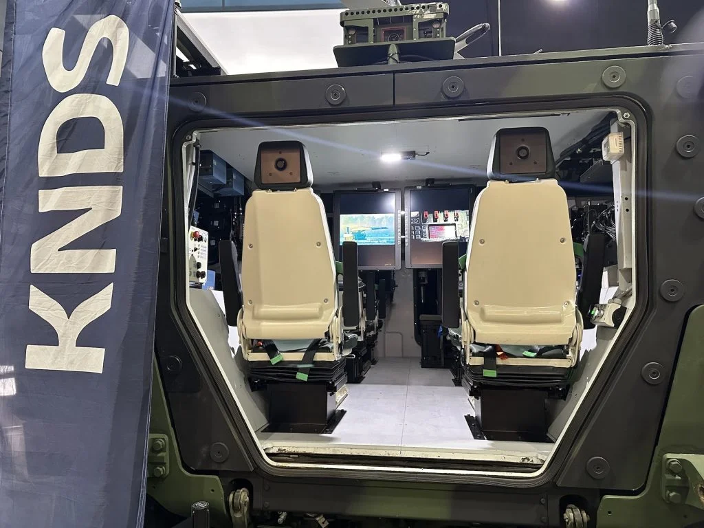 Blick in das Innere des Boxer UxV CS mit seinen fünf identischen Plätzen zum Steuern von Drohnen.