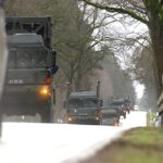 Militärische Konvois: Britische Militärfahrzeuge auf Deutschlands Straßen.