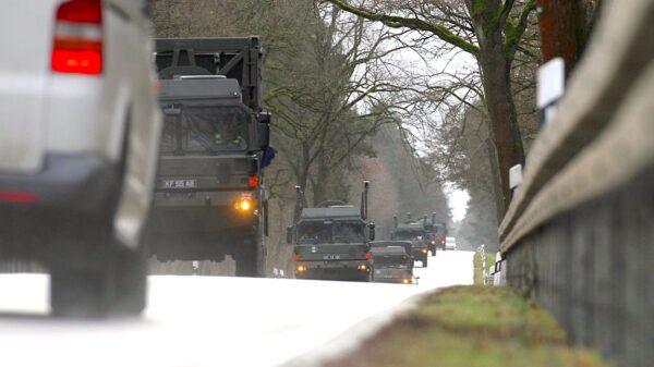 Militärische Konvois: Britische Militärfahrzeuge auf Deutschlands Straßen.