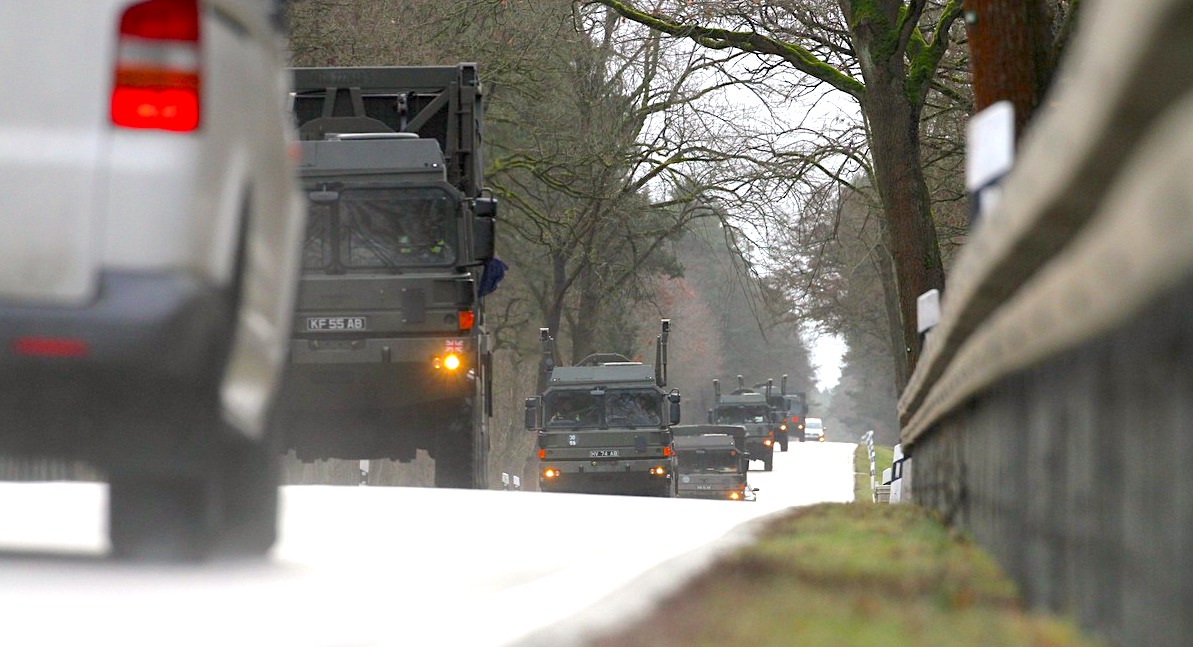 Militärische Konvois: Britische Militärfahrzeuge auf Deutschlands Straßen.