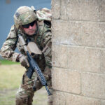 Ein Soldat der British Army testet neue Produkte im Rahmen des Army Warfighting Experiment.