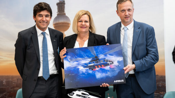 Bundesinnenministerin Nancy Faeser unterzeichnet auf der ILA 2024 die Beschaffung von bis zu 44 H225 von Airbus Helicopters.