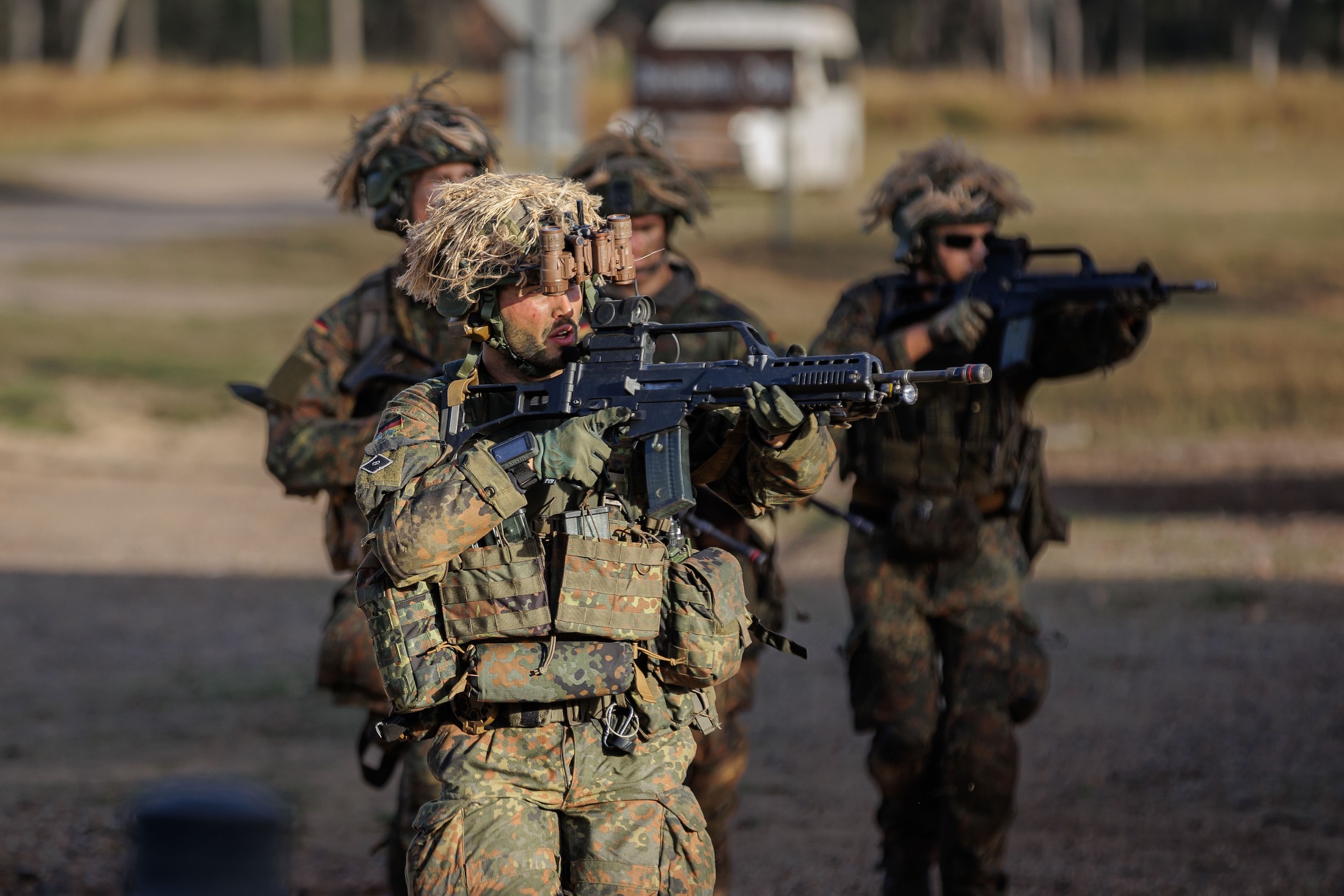 In kleinen Trupps gehen die Soldaten vom Fallschirmjägerregiment 26 bei ihrem Angriff während der Übung Talisman Sabre 2025 vor.