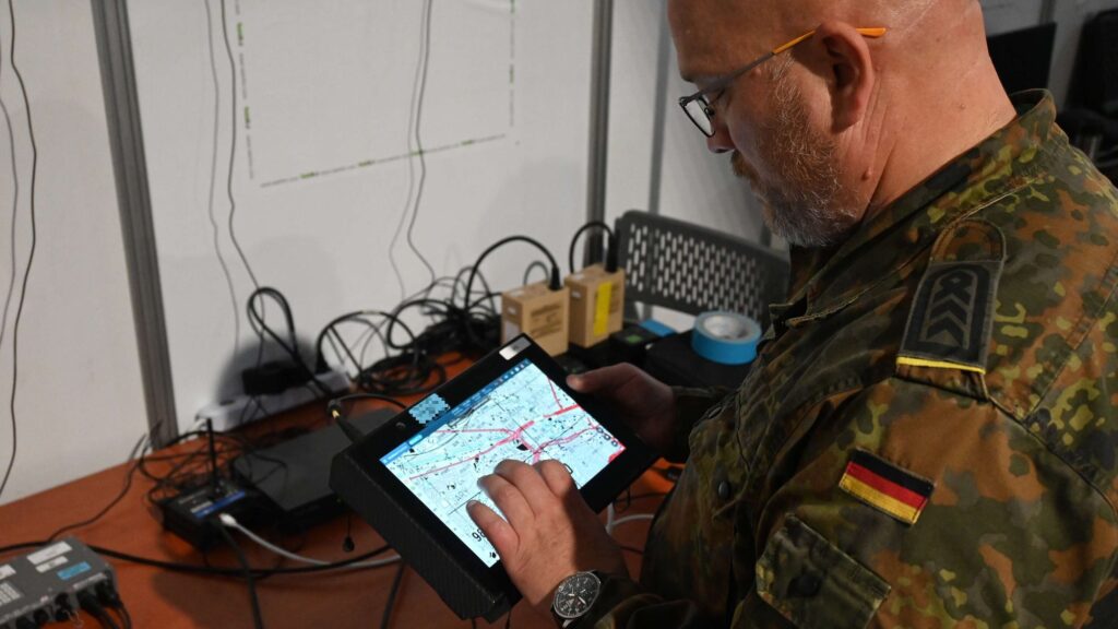 Bei der Interoperabilitätsübung der NATO namens „CWIX“ testete die Bundeswehr in diesem Jahr auch ihr neues Tablet MITTENS, mit dem sogar als NATO SECRET eingestuften Daten unterwegs bearbeitet werden können.