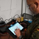 Bei der Interoperabilitätsübung der NATO namens „CWIX“ testete die Bundeswehr in diesem Jahr auch ihr neues Tablet MITTENS, mit dem sogar als NATO SECRET eingestuften Daten unterwegs bearbeitet werden können.