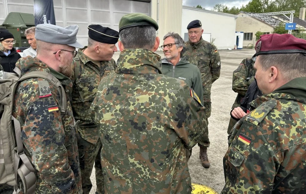 Hochrangige Vertreter der Bundeswehr sichteten gestern in Erding verschiedene Möglichkeiten zur Ausstattung der Heeresflugabwehr mit wirksamen Systemen zur Drohnenabwehr.