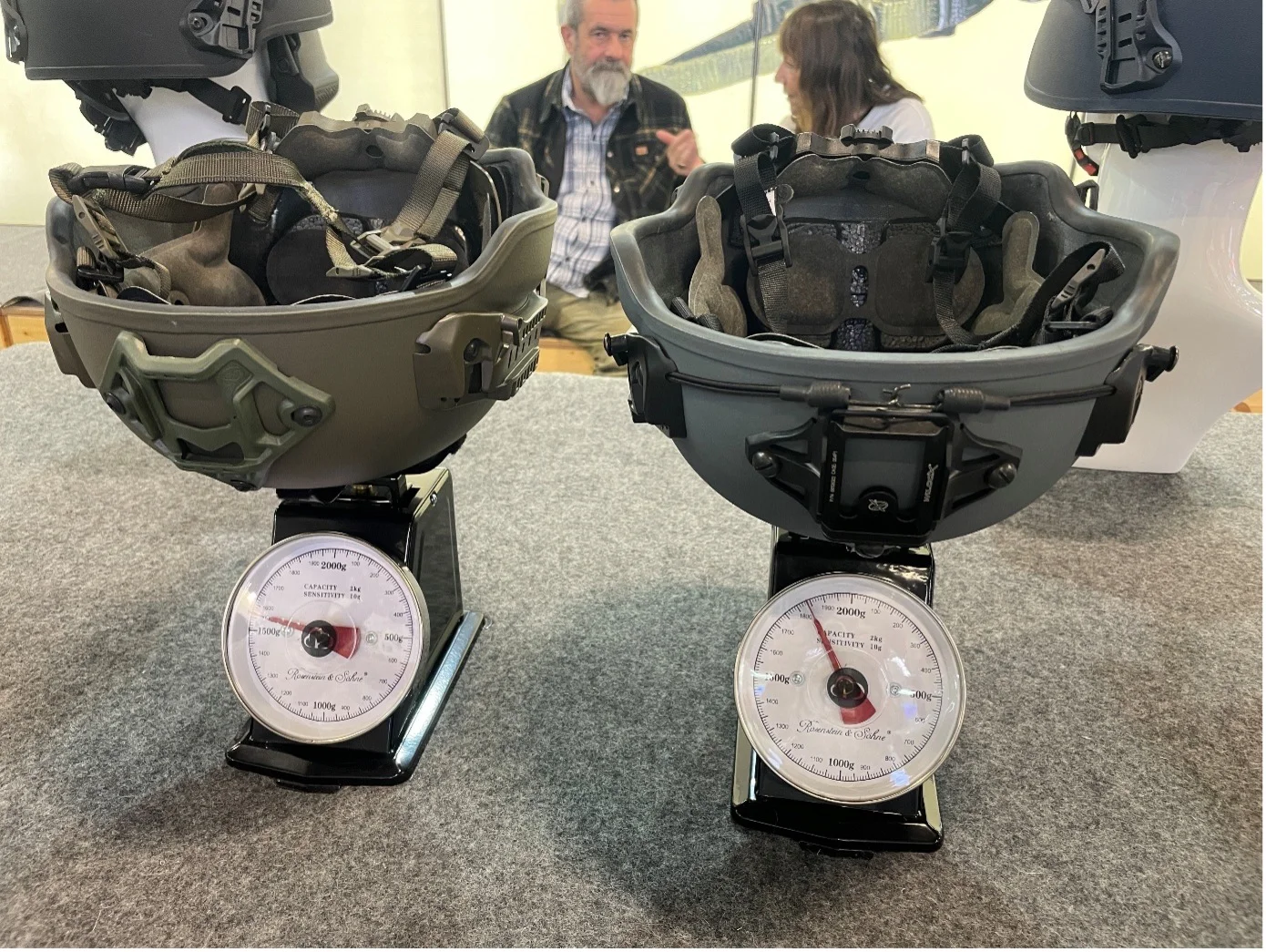 Im Foto ist der AMP-1 TP-Helm rechts zu sehen, und der AMP-1 X links. Beide in der Variante Mid-Cut. Als High-Cut wird das Gewicht noch einmal um ca. 100 Gramm reduziert.