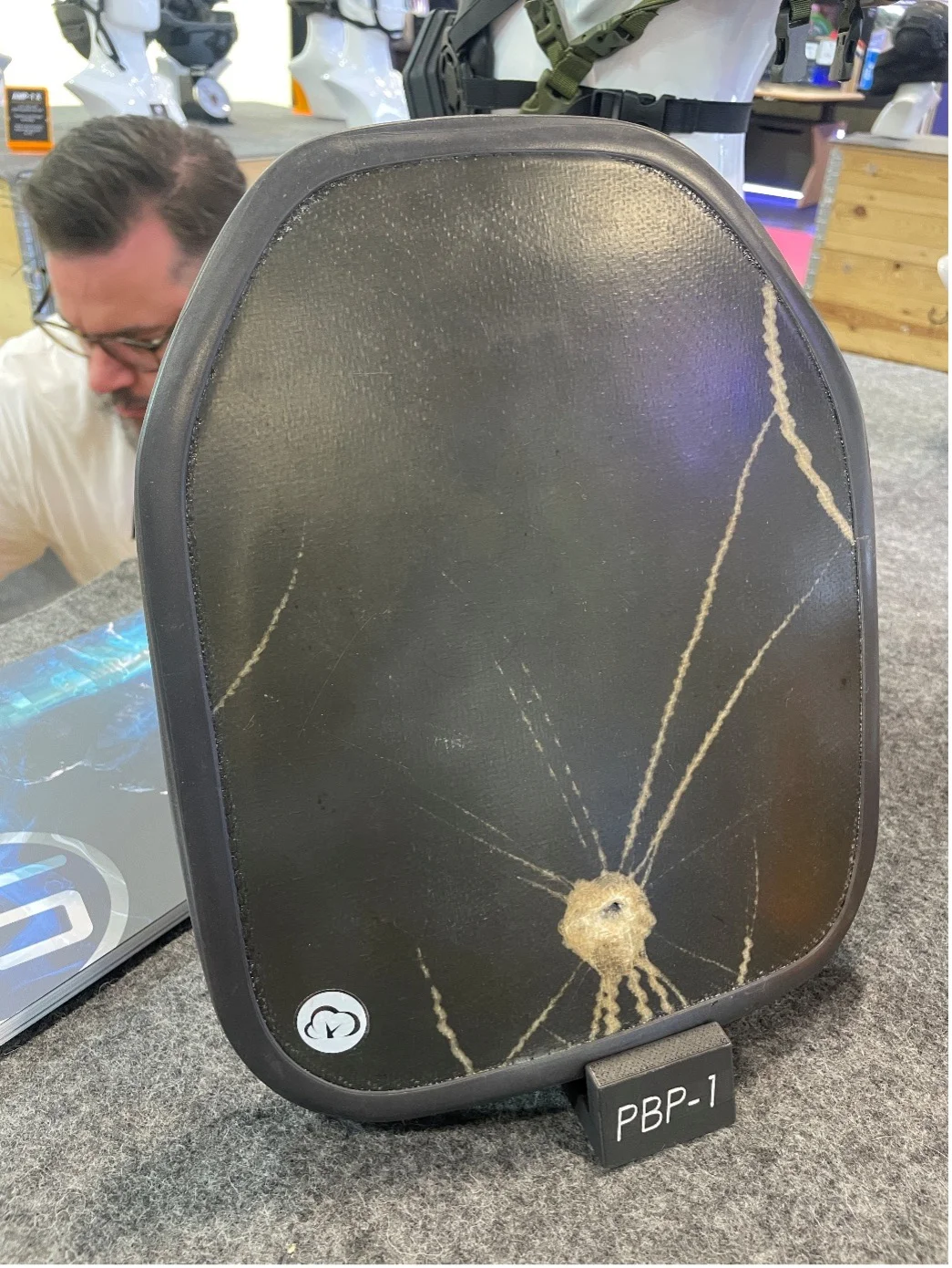 PBP-1 ballistische Schutzplatte mit Crack Detection von Busch Protection. Laut Hersteller, die erste Schutzplatte mit dieser Technologie.