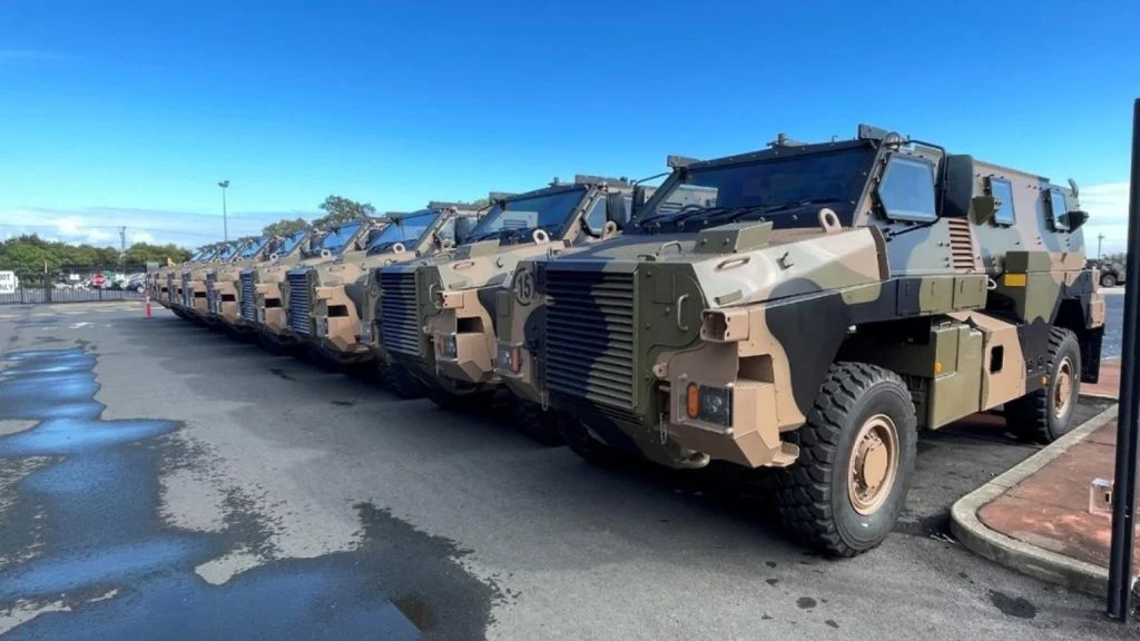 Die Bushmaster-Fahrzeuge werden in der neuesten Konfiguration mit verbesserten Systemen und Ausstattungsmerkmalen an die Niederlande geliefert.