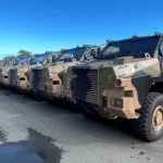 Die Bushmaster-Fahrzeuge werden in der neuesten Konfiguration mit verbesserten Systemen und Ausstattungsmerkmalen an die Niederlande geliefert.
