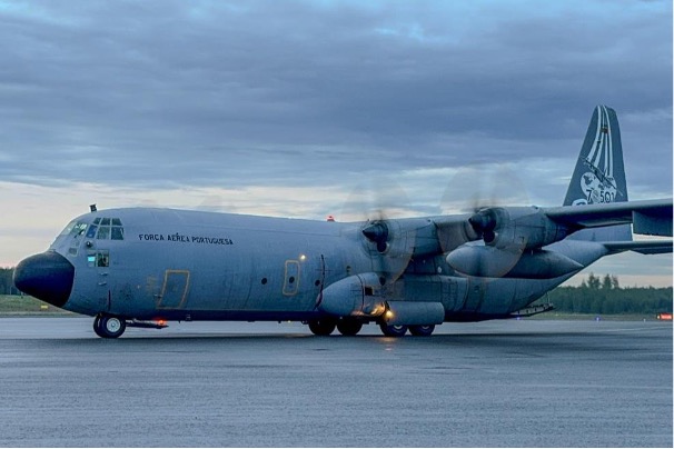 Eine C-130 Hercules der portugiesischen Luftwaffe liefert Ausrüstung und Unterstützungsmaterial der NISRF von Sigonella (Italien) nach Pirkkala (Finnland) und ermöglicht so den pünktlichen Beginn der NATO-ISR-Operationen.