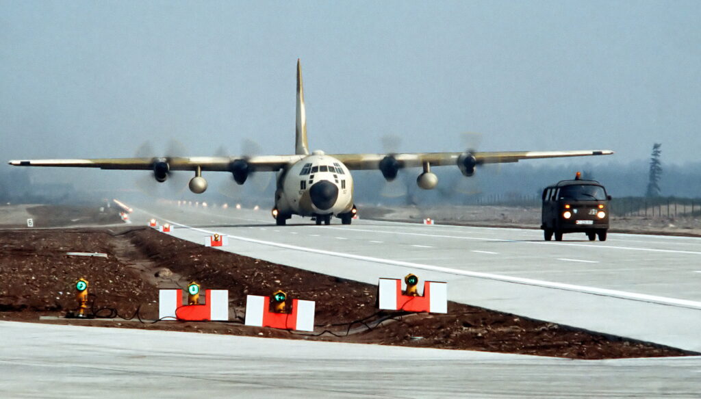 Autobahn wird wieder Landebahn: Hercules C-130 landet im Rahmen der Nato-Übung "Highway 84" auf dem in der Nähe der Ortschaft Ahlhorn auf der Bundesautobahn A29 eingerichteten Notlandepatz. (Foto: USAF)