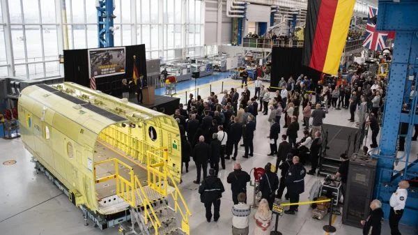 Im Rahmen des Beschaffungsprogramms Schwerer Transporthubschrauber (STH) erhält die Luftwaffe ab 2027 insgesamt 60 CH-47F Block II Chinook von Boeing.