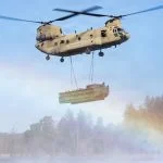 Der Transporthubschrauber CH-47F Chinook verlegt ein M30-Brückenlegeboot während des Übungseinsatzes der 809th Multi-Role Bridge Company, 15th Engineer Battalion, 7th Engineer Brigade der U.S. Army auf dem Übungsgelände Grafenwöhr in Deutschland.