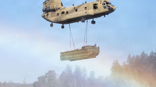 Der Transporthubschrauber CH-47F Chinook verlegt ein M30-Brückenlegeboot während des Übungseinsatzes der 809th Multi-Role Bridge Company, 15th Engineer Battalion, 7th Engineer Brigade der U.S. Army auf dem Übungsgelände Grafenwöhr in Deutschland.