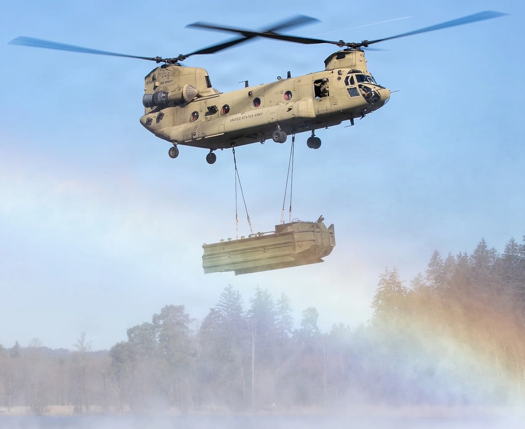 Der Transporthubschrauber CH-47F Chinook verlegt ein M30-Brückenlegeboot während des Übungseinsatzes der 809th Multi-Role Bridge Company, 15th Engineer Battalion, 7th Engineer Brigade der U.S. Army auf dem Übungsgelände Grafenwöhr in Deutschland.