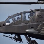 CIRCM-Systeme, wie das an diesem Kampfhubschrauber Boeing AH-64 Apache abgebildete, werden zum Schutz des Systems und seiner Crew eingesetzt.