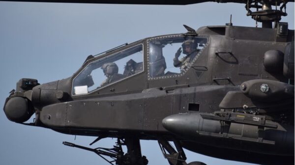 CIRCM-Systeme, wie das an diesem Kampfhubschrauber Boeing AH-64 Apache abgebildete, werden zum Schutz des Systems und seiner Crew eingesetzt.