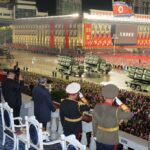 In Nordkorea gezeigte Drohnen und Drohnenwerfer, die erstaunlich der israelischen Harop ähneln.
