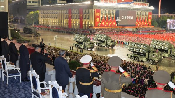 In Nordkorea gezeigte Drohnen und Drohnenwerfer, die erstaunlich der israelischen Harop ähneln.