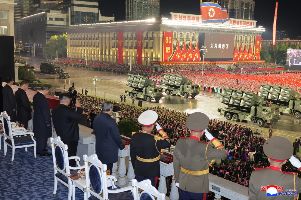 In Nordkorea gezeigte Drohnen und Drohnenwerfer, die erstaunlich der israelischen Harop ähneln.