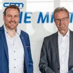 Tobias Ehlke, Geschäftsführer CPM Verlag, verabschiedete im Dezember 2025 den Chefredakteur des CPM FORUM, Rainer Krug (v.l.n.r.).