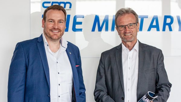 Tobias Ehlke, Geschäftsführer CPM Verlag, verabschiedete im Dezember 2025 den Chefredakteur des CPM FORUM, Rainer Krug (v.l.n.r.).