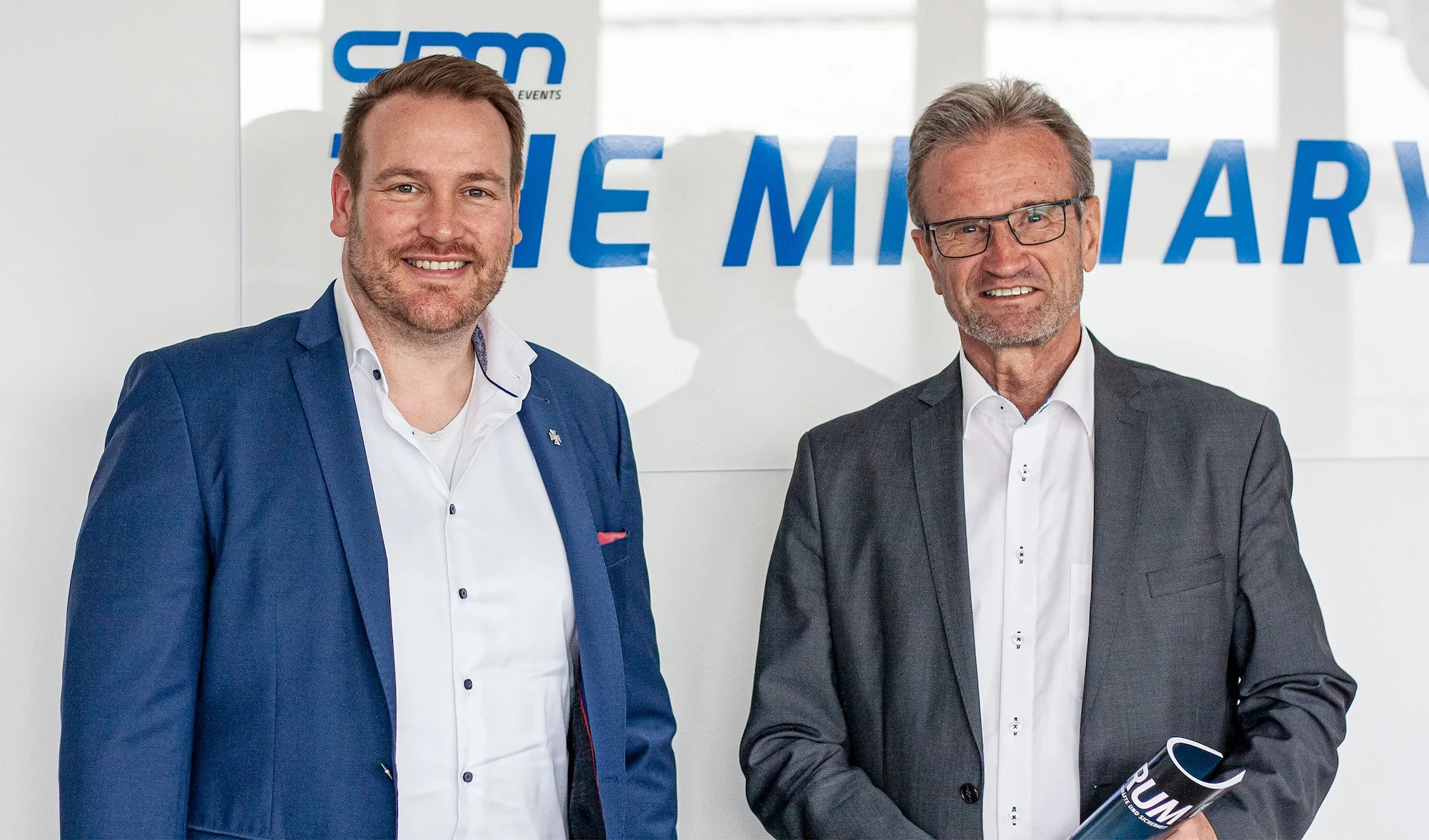 Tobias Ehlke, Geschäftsführer CPM Verlag, verabschiedete im Dezember 2025 den Chefredakteur des CPM FORUM, Rainer Krug (v.l.n.r.).