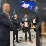Vladyslav Belbas, CEO von Ukrainian Armor LLC, und Pavel Čechal, CEO von AviaNera Technologies, nach der Unterzeichnung.