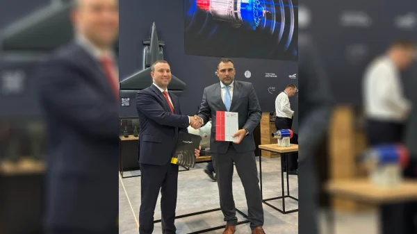 Vladyslav Belbas, CEO von Ukrainian Armor LLC, und Pavel Čechal, CEO von AviaNera Technologies, nach der Unterzeichnung.