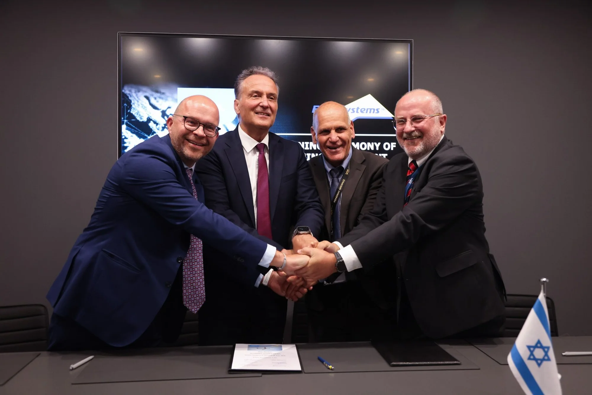 Elbit Systems und Diehl Defence haben eine strategische Partnerschaftsvereinbarung unterzeichnet, um gemeinsam das fortschrittliche Loitering-Munition-System SkyStriker des israelischen Unternehmens für die Bundeswehr anzubieten.