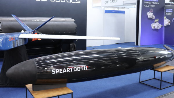 Der modulare SPEARTOOTH im Modell- Im Hintergrund zu sehen, ein Modul im Originalmaßstab.