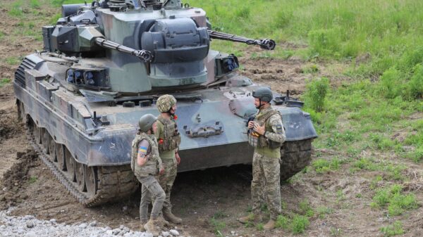Nicht nur deutsche Gepard leisten in der Ukraine ihren Dienst, auch die als Cheetah bezeichnete Version, die sich vor allem durch ein anderes Radar auszeichnet, wird in der Luftverteidigung eingesetzt.