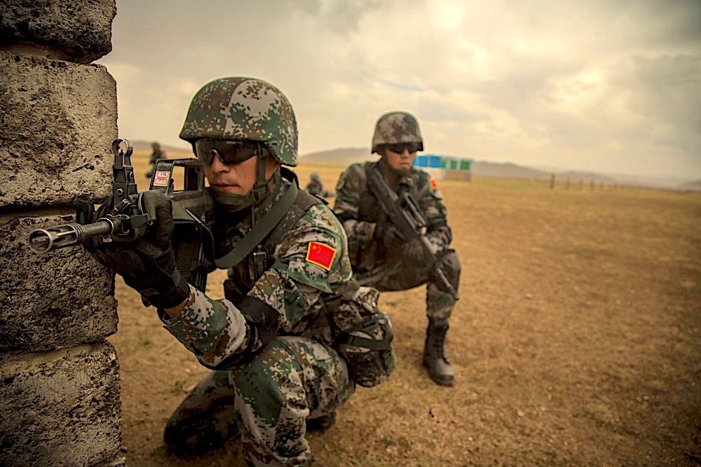 Soldaten der chinesischen Volksbefreiungsarmee VBA bei einer Übung in der Mongolei.