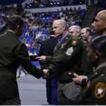 Command Sgt. Maj. Matthew O. Williams, Träger der Medal of Honor des John F. Kennedy Special Warfare Center and School der US-Armee, überreicht einem Studenten während einer Abschlussfeier und der ersten Regimentsformation ein Green Berets. (Alle Fotos: U.S. Army)