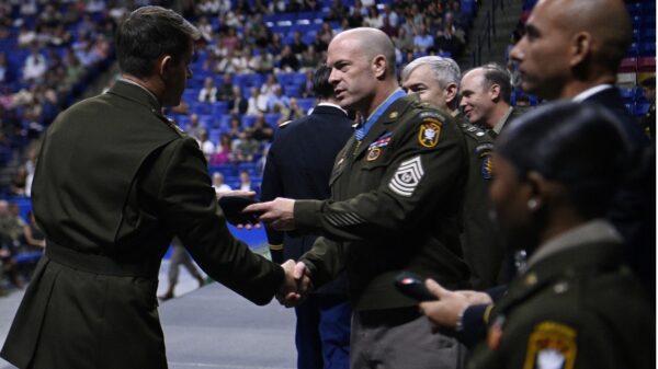 Command Sgt. Maj. Matthew O. Williams, Träger der Medal of Honor des John F. Kennedy Special Warfare Center and School der US-Armee, überreicht einem Studenten während einer Abschlussfeier und der ersten Regimentsformation ein Green Berets. (Alle Fotos: U.S. Army)
