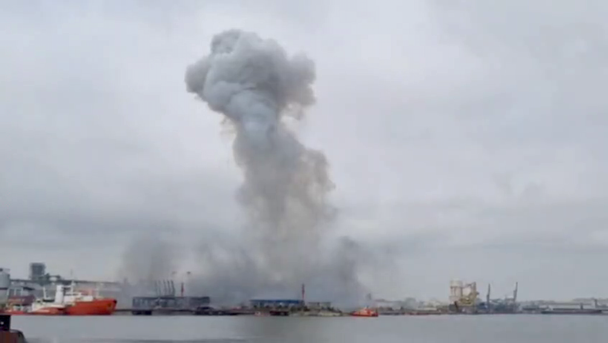 Dieser Screenshot aus einem Video zeigt die unmittelbaren Folgen der Explosion des unbemannten Überwasserfahrzeugs im Hafen von Constanța. (Telegram-Kanal „The_Wrong_Side“)