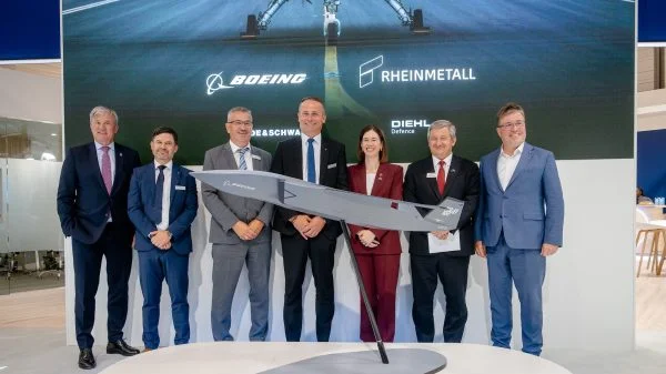 ‚Team Ghost Bat Germany‘ mit dem Diehl Defence Vertreter Michael Borkowski (Stellv. Leiter Produktbereich Luftwaffensysteme, Dritter von links) und Amy List (Vice President und Managing Director von Boeing Defence Australia, Dritte von rechts).