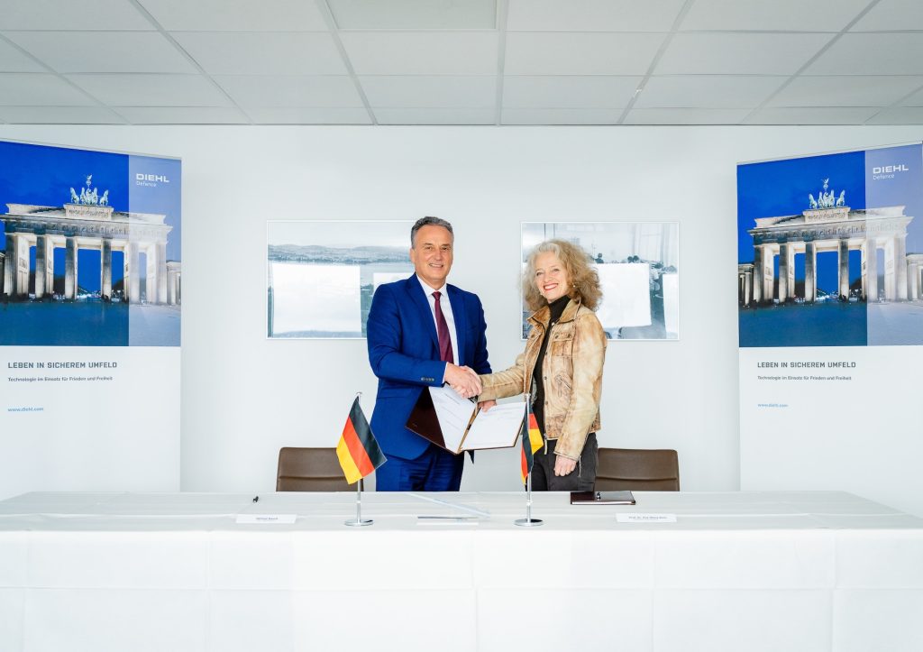 Die Präsidentin der Universität der Bundeswehr München, Prof. Dr. mont. Dr.-Ing. habil. Eva-Maria Kern, und Diehl Defence CEO Helmut Rauch haben gestern im Rahmen eines Besuchs am Standort Überlingen eine gemeinsame Absichtserklärung unterzeichnet.
